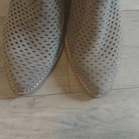 Jeffrey Campbell Favela Perforated Suede Mules Size 7.5 Preowned - Picture 5 of 8